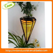 Lanterne solaire avec rotin en PVC